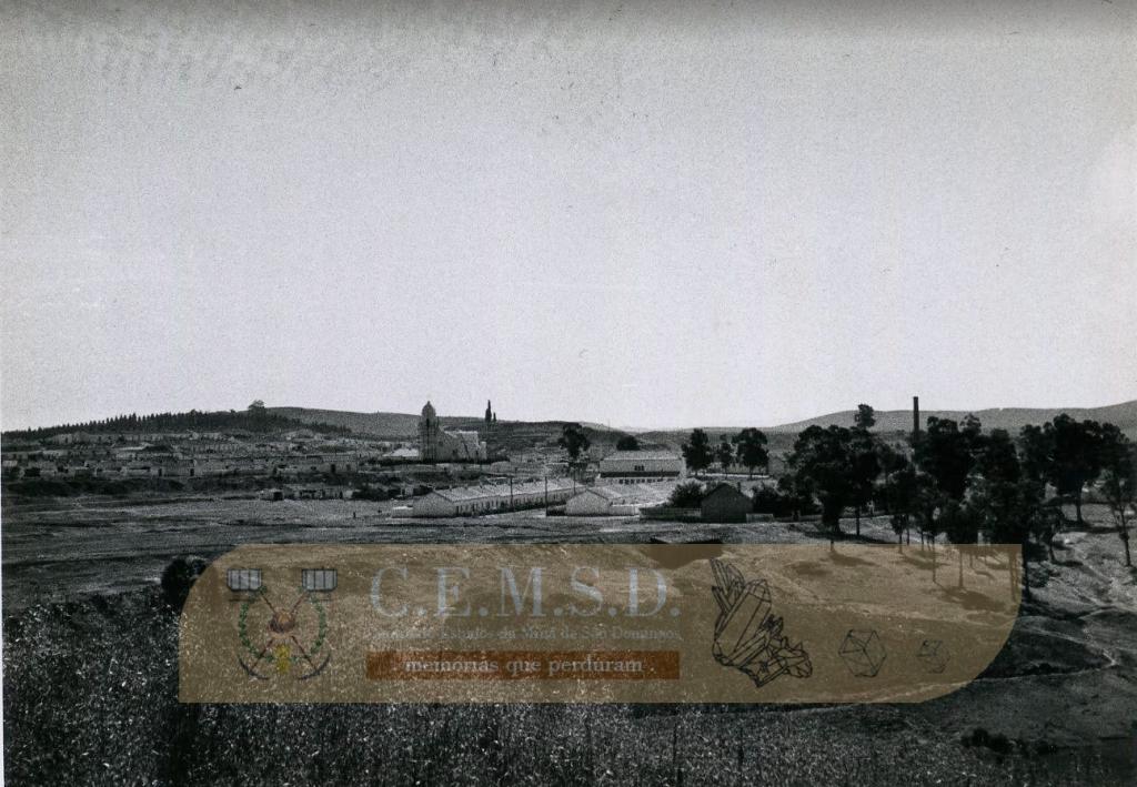 Bairro Marechal Carmona em 1º plano,hoje Rua 1º de Maio. São também visiveis os andaimes na Igreja que iria ser inaugurada em 1951 portanto a foto sera anterior a 1951.
